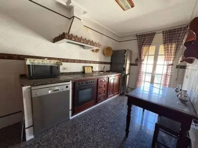 Cuisine - Terraced House with Balcony in Urban Core