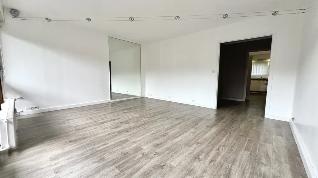Toad - 4-Piece Apartment with Terrace in L'Haÿ-les-Roses
