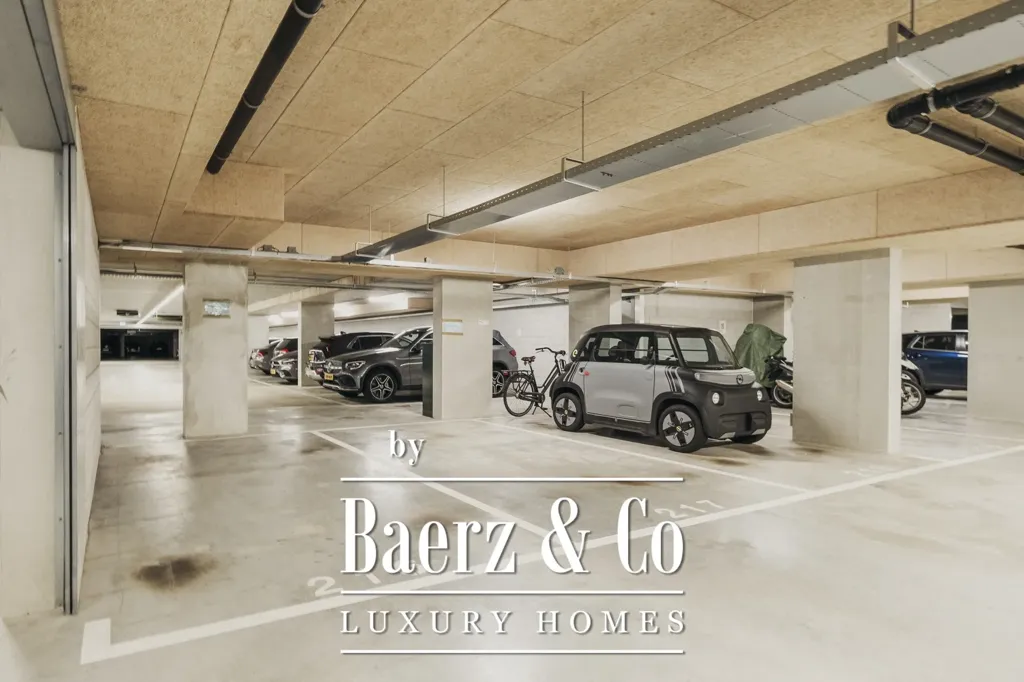 Garage - Luxury Apartment with Balconies in Amstelveen
