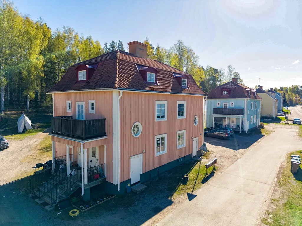 Vista aerea - Stable Rental Property with 16 Units and Garage