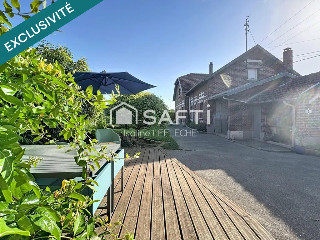Terrasse - Maison en Brique avec Garage et Dépendances près de Péronne