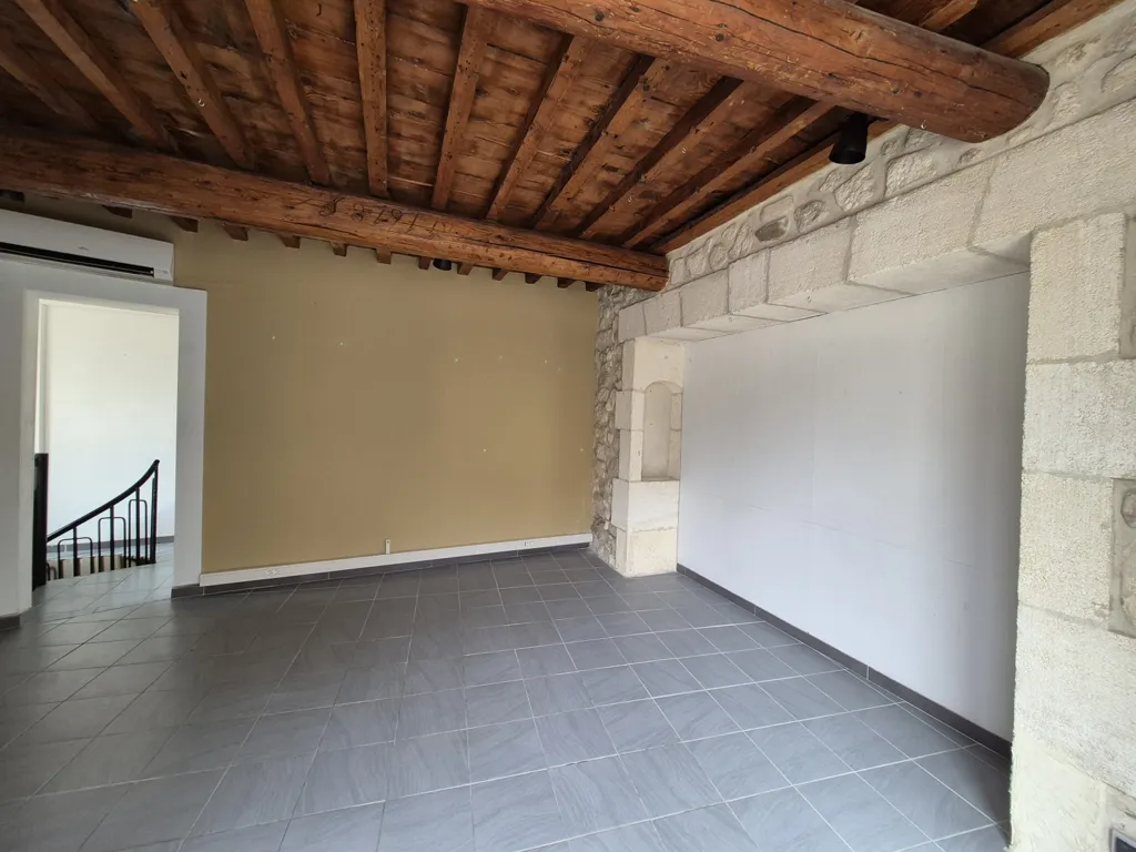 Pièces - Immeuble avec Appartements et Local Commercial à Eyragues