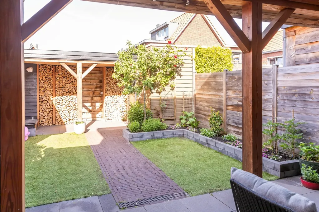 Aed - Semi-Half Corner House with Veranda in Kesteren
