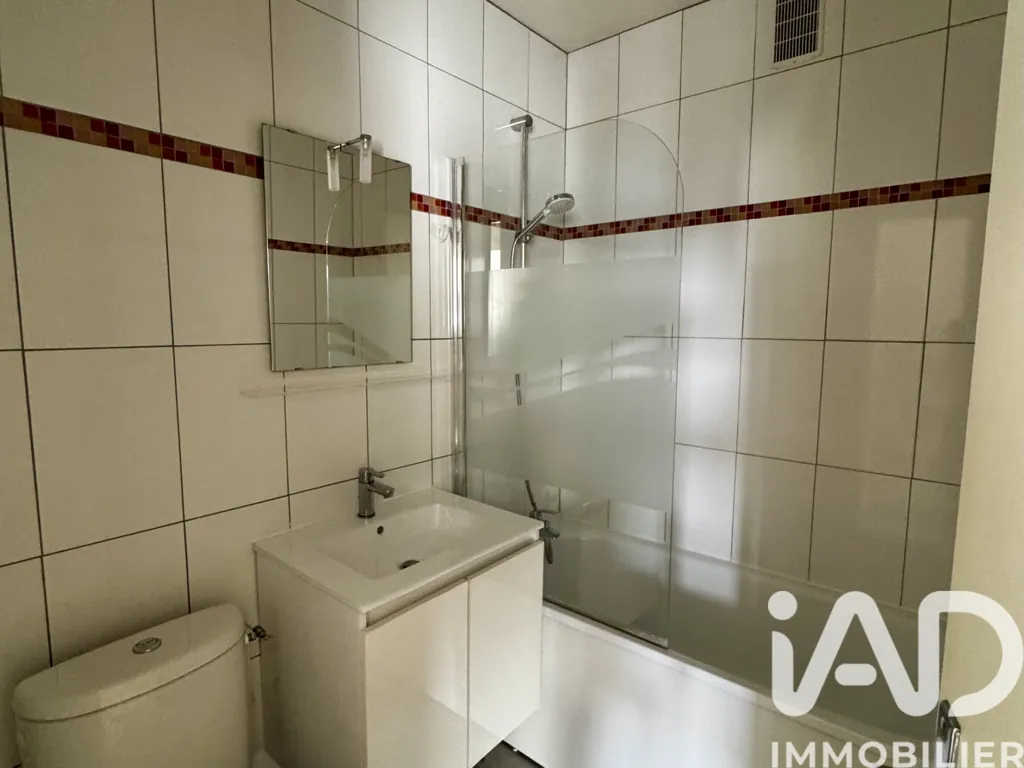 Bathrooms - Apartment with Pool in Le Chesnay
