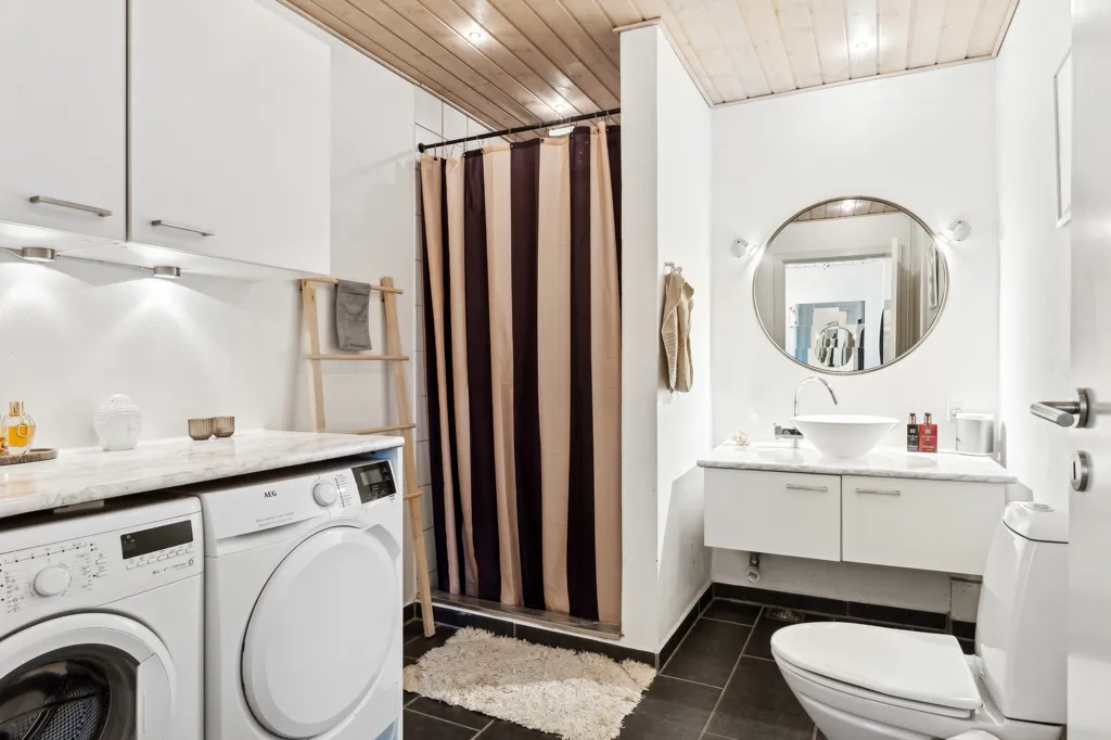 Vannitoad - Modern Flat with Central Herning Location