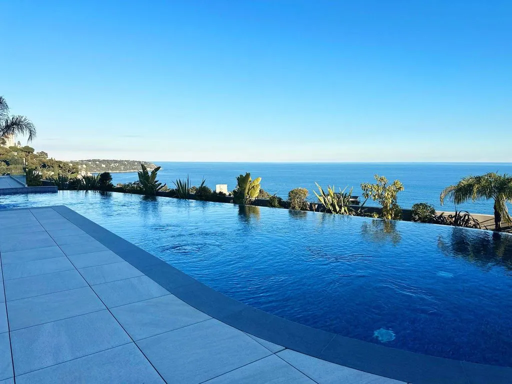 Piscine - Appartement Luxueux avec Terrasse à Roquebrune-Cap-Martin
