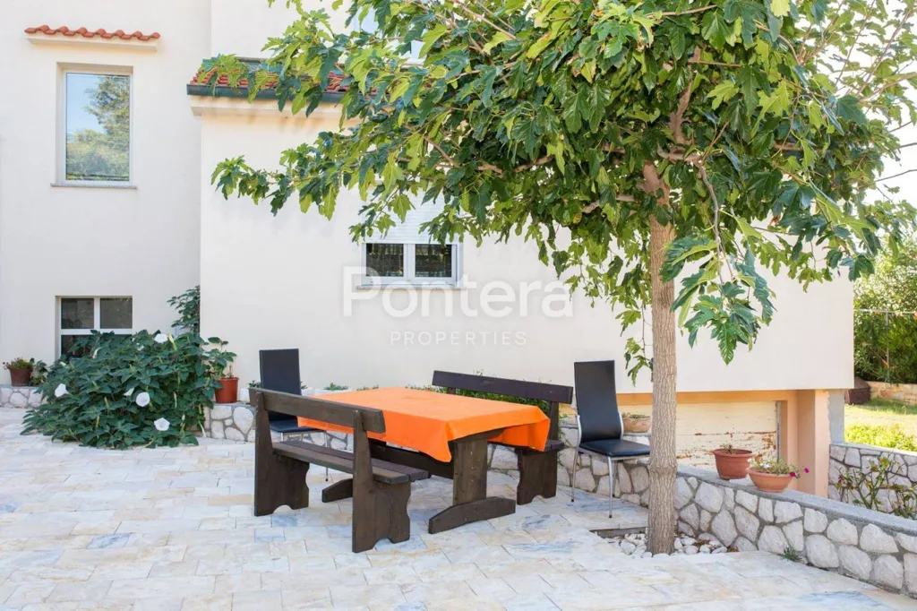Terrass - Large Apartment House with Private Garden in Rab