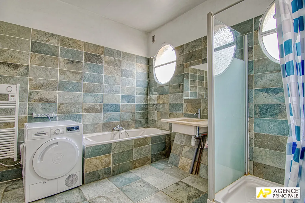 Bathrooms - 5-Piece Flat with Garden View in Versailles