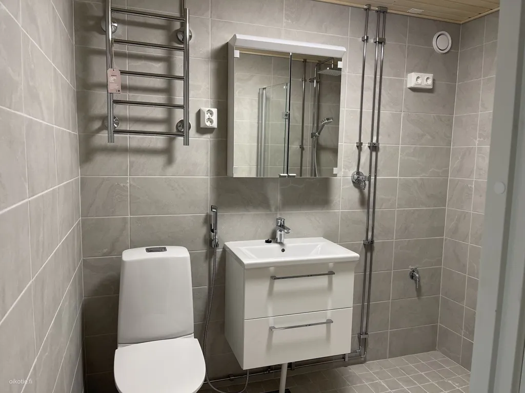 Salles de bain - Modernised Apartment with Balcony in Hervanta, Tampere