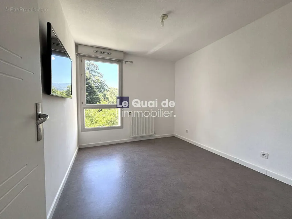 Rooms - T3 Apartment with Terrace in Echirolles