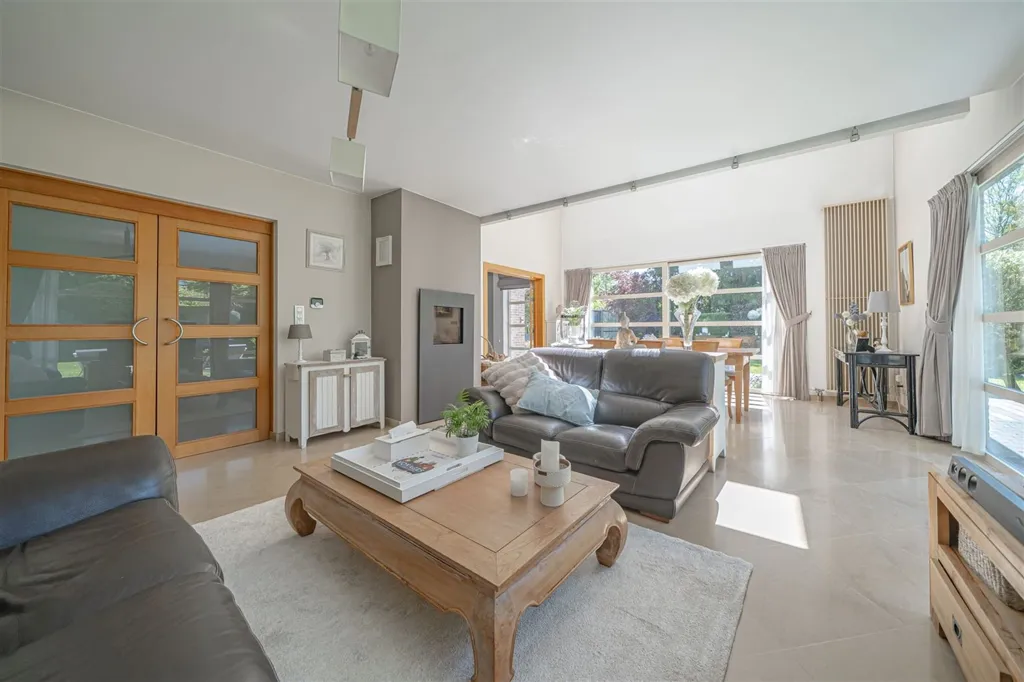 Recent Villa with Pool in Waterloo