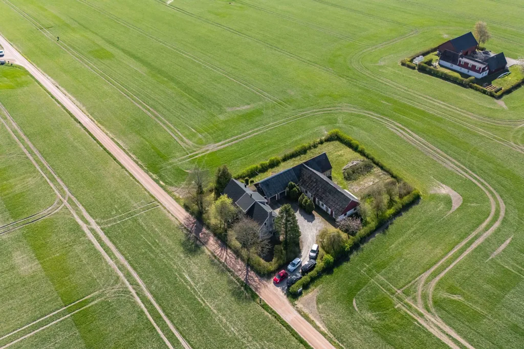 Õhuvaade - Villa with Workshop in Open Landscape