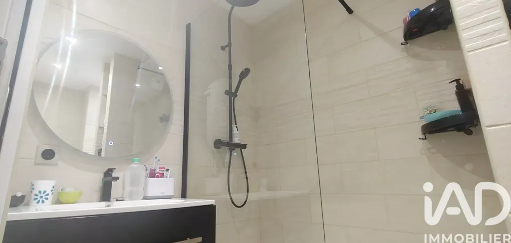 Bathrooms - 4-Bedroom Apartment with Terrace in Chelles