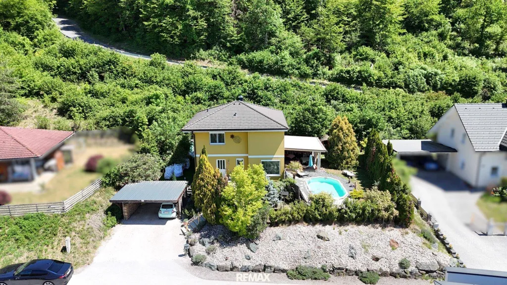 Vue aérienne - Energy-Efficient House with Pool in Elevated Location