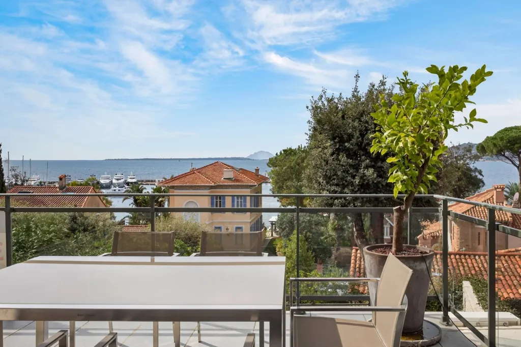 Terrasse - Appartement Luxueux avec Vue Mer à Antibes