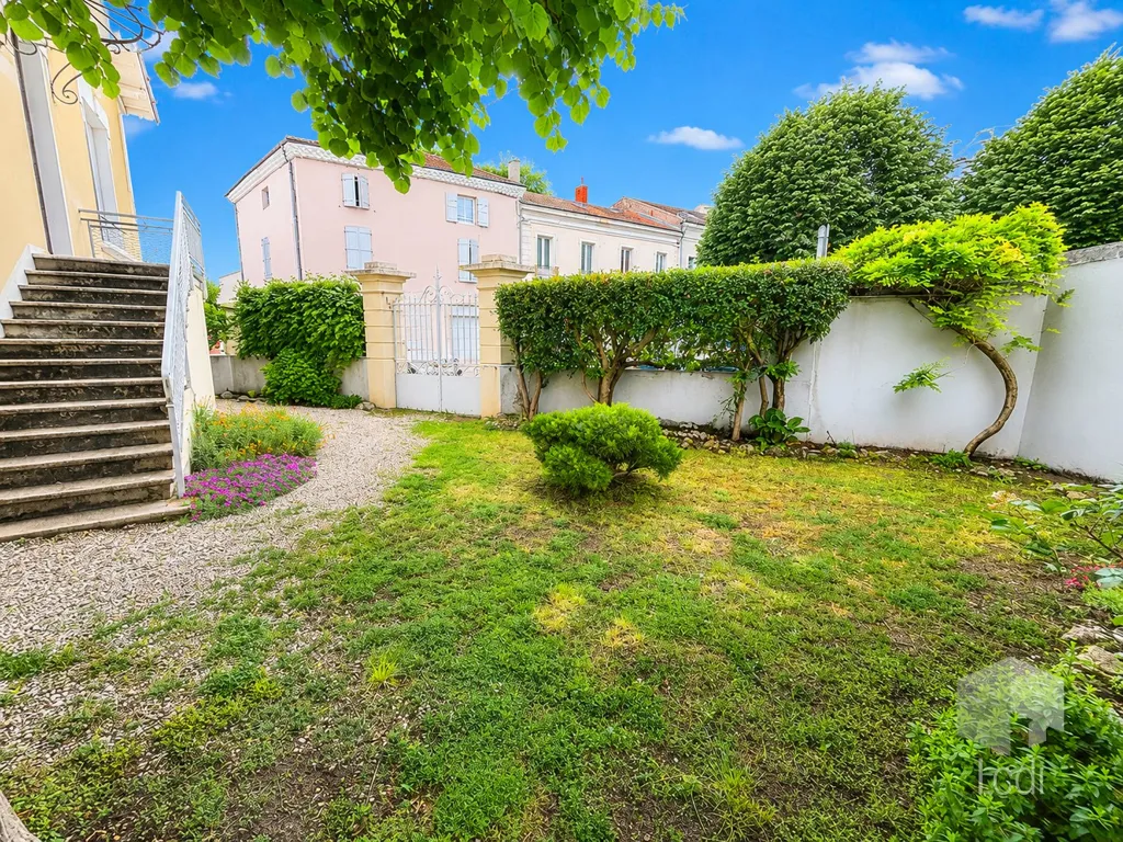 Garden - Three-Level Townhouse with Garden in Montélimar