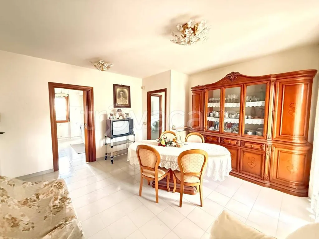Salle à manger - Apartment with Balcony in Villa Reatina, Rieti