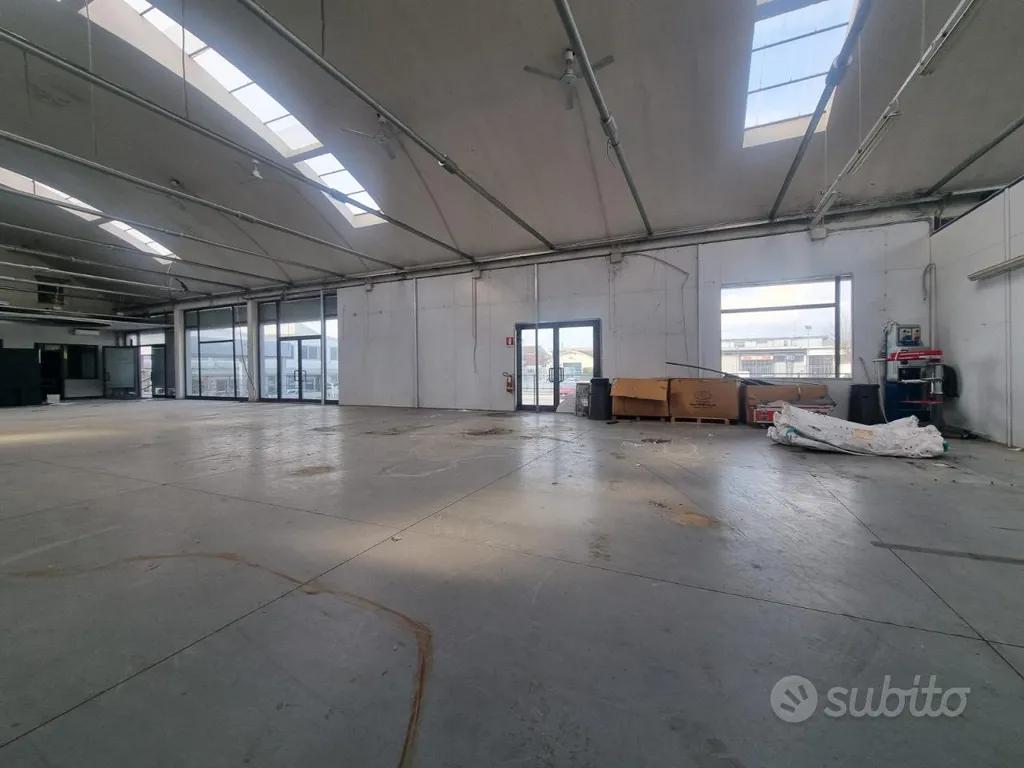 Pièces - Industrial Warehouse with Parking in Pistoia