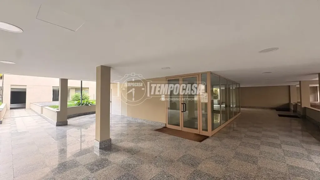 Esik - Twin-Storey Apartment with Balcony in Milan