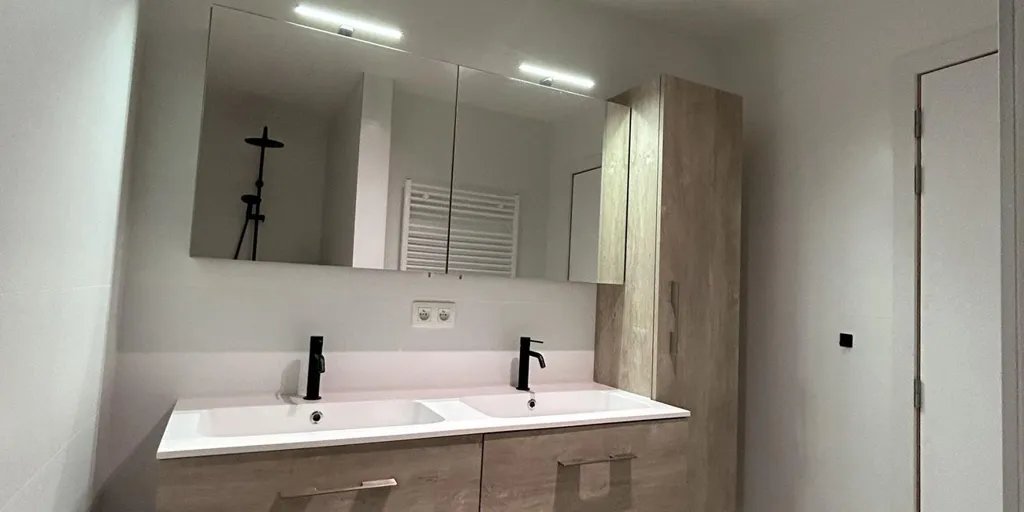 Bagni - Light-Filled Apartment with Balconies in Neerpelt