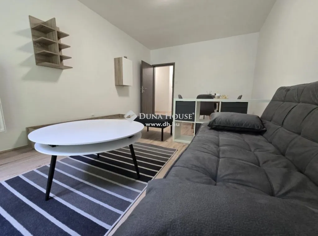 Elutuba - Modern 2-Bedroom Flat in Pécs