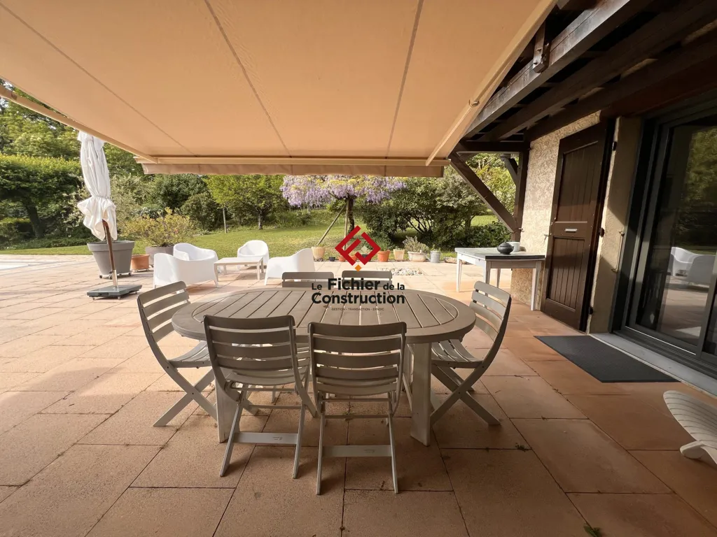Terrasse - Maison Familiale avec Piscine à Saint-Ismier