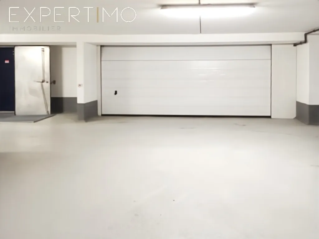 Garage - Grand Box avec Borne de Recharge à Issy-les-Moulineaux