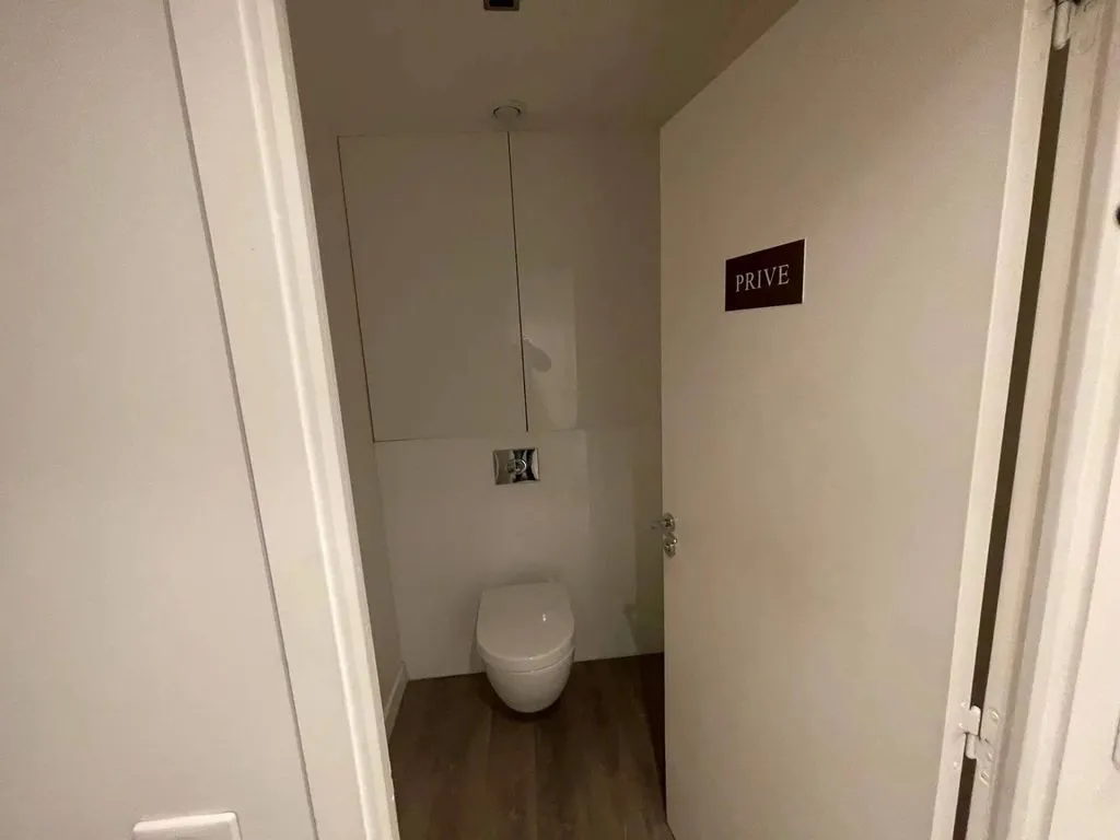 Salles de bain - Bureaux de Luxe avec Vue Rue d'Antibes à Cannes