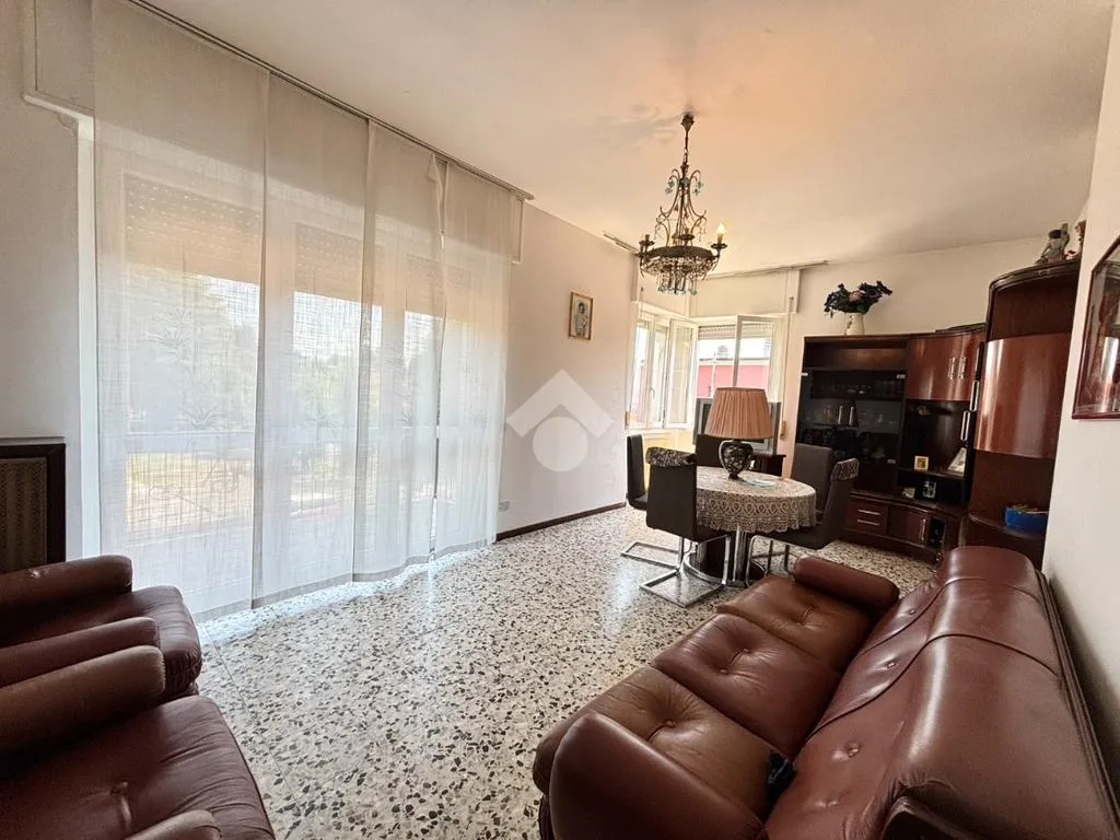 Séjour - Independent House with Commercial Activity in Casnate Con Bernate