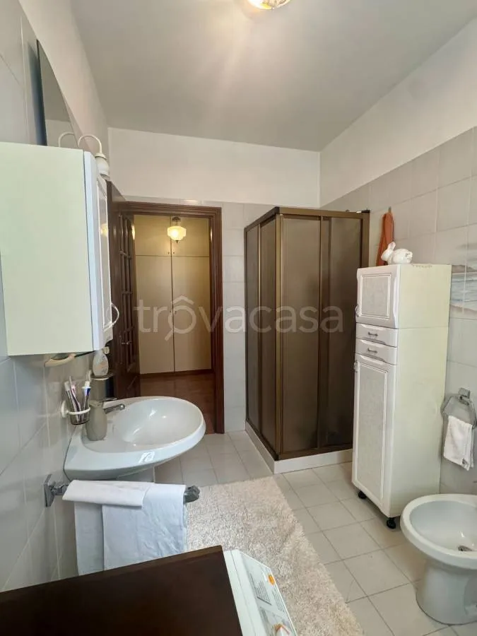 Salles de bain - Villa with Garden and Veranda in Pralormo