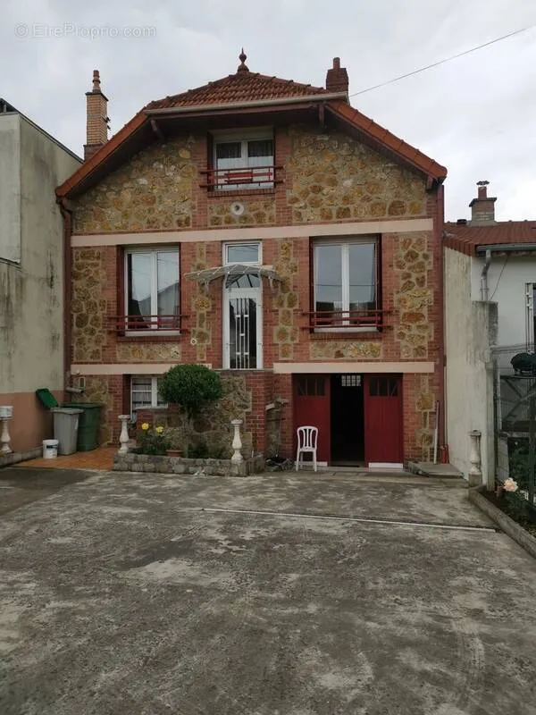 Extérieur - Maison avec Jardin et Garage à Villejuif