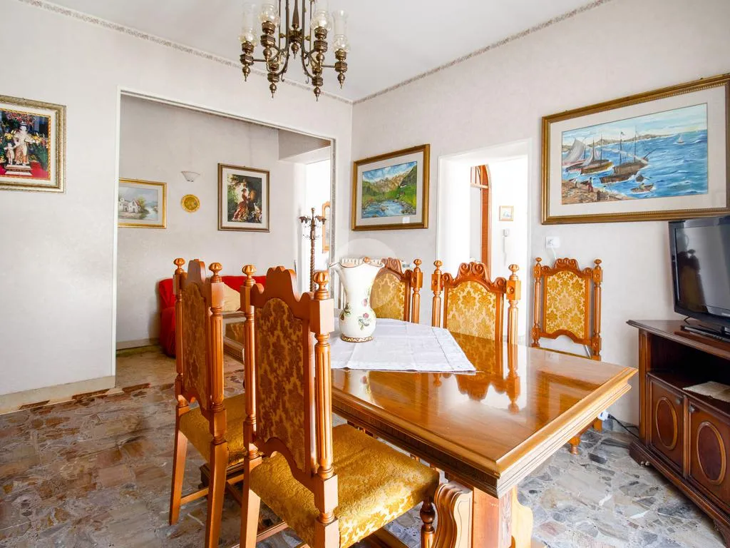 Salle à manger - Spacious 4-Room Apartment with Garage in Atri