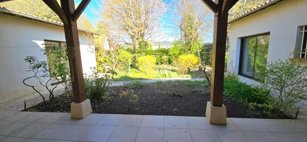Jardin - Maison de Standing avec Terrasse à Trelissac
