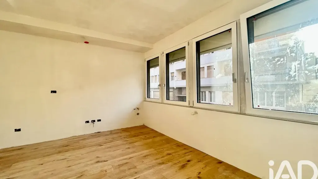 Pièces - Modern Triplex with Balcony in Florence