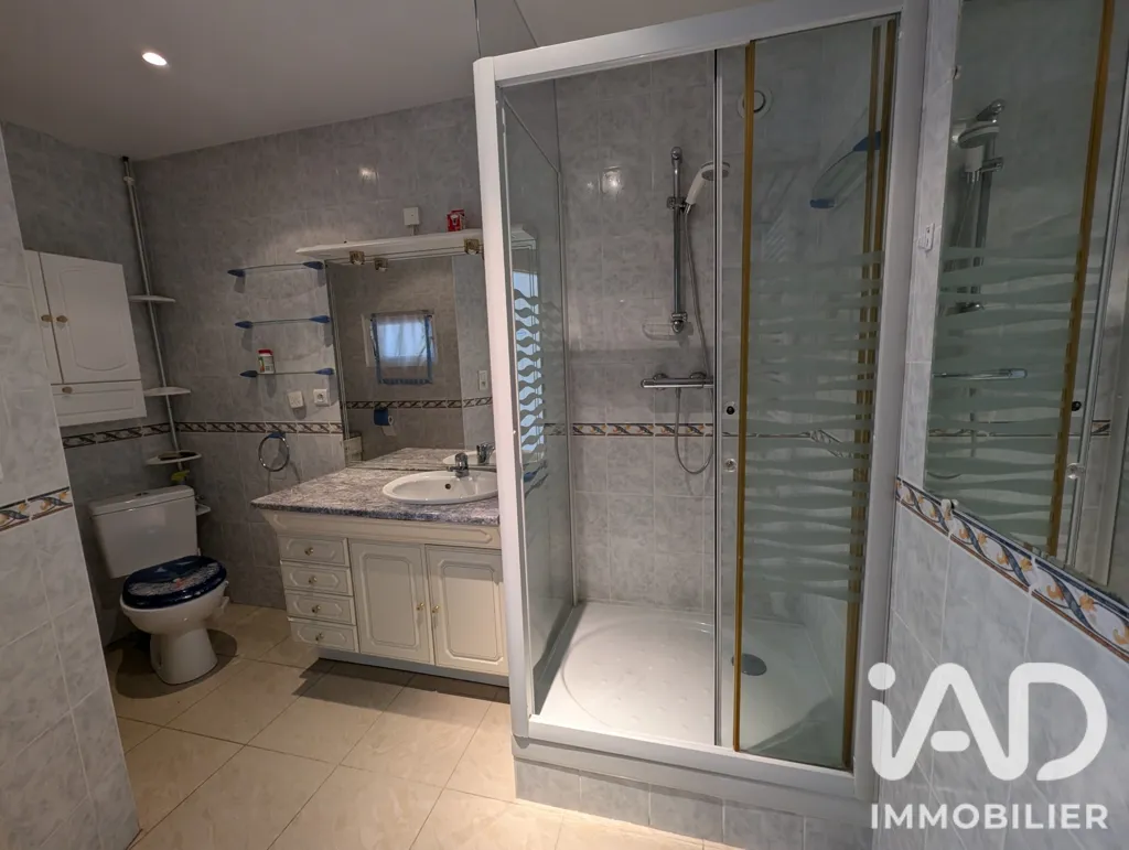 Salles de bain - Maison de Caractère avec Garage XXL au Centre de Cognac