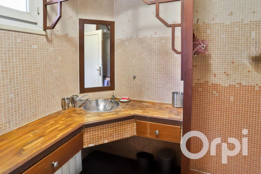 Salles de bain - Maison Familiale avec Terrain Boisé à Magny en Vexin