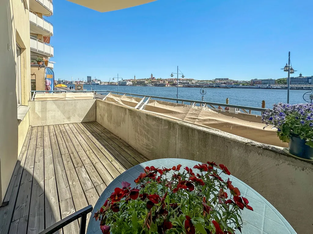 Balcony - Apartment with River View in Eriksberg