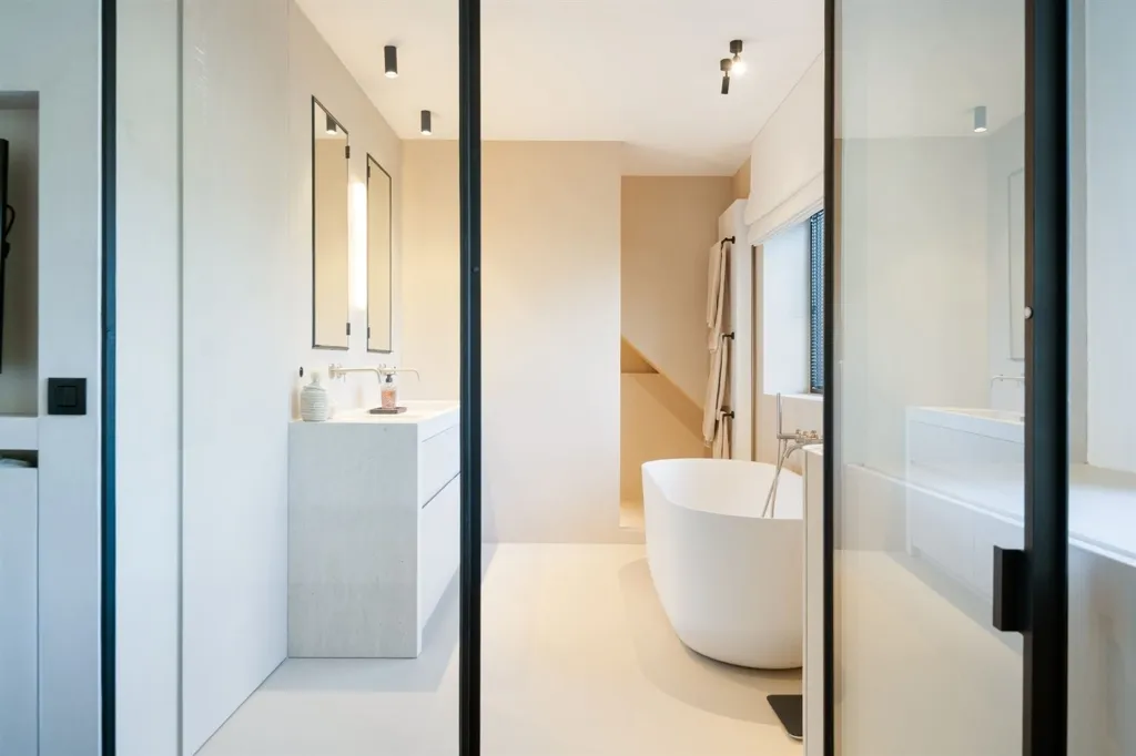 Salles de bain - Villa rénovée avec poolhouse à top location