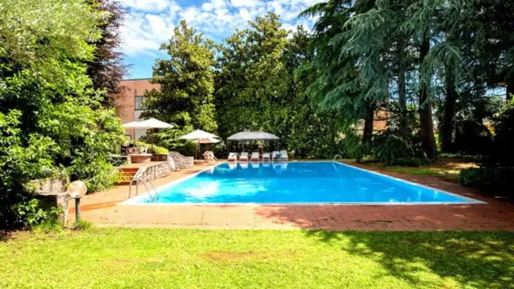 Piscine - Luxury Villa with Pool in Cairate, Lombardy