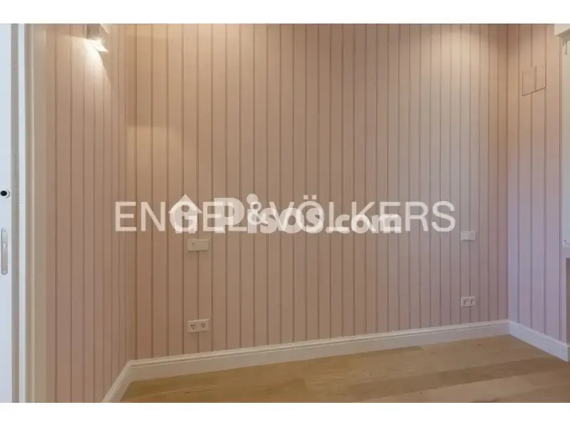 Habitaciones - Fully Renovated Apartment with Balcony in Justicia