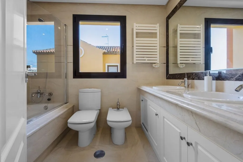 Salles de bain - Semi-Detached Villa with Golf Views in Estepona
