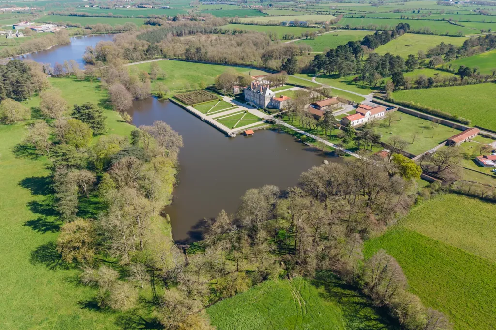 Vue aérienne - Château du XVIIIe avec Domaine de 42 ha près de Nantes