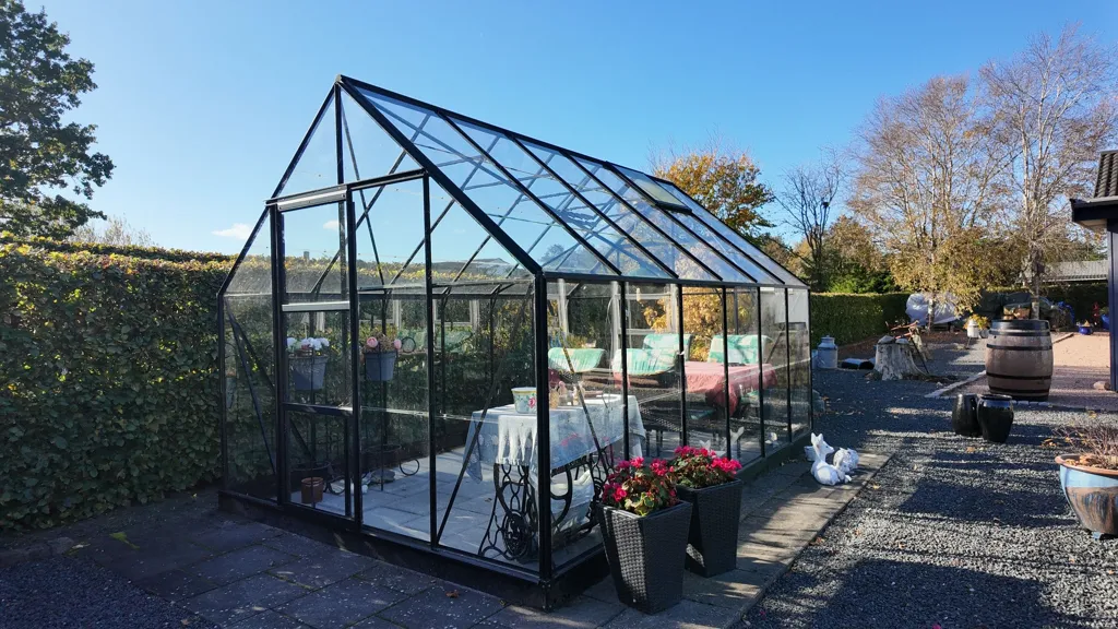 Giardino - Well-Built Summerhouse with Garden in Skellet