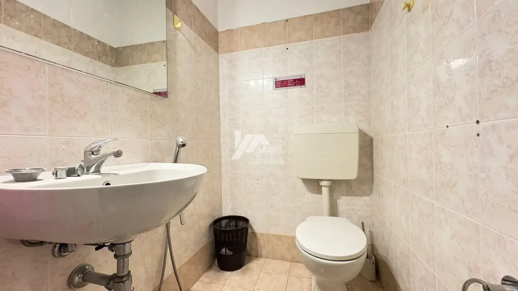 Salles de bain - Office Space in Central Brescia