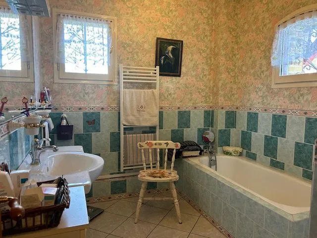 Salles de bain - Maison de Caractère avec Jardin dans Environnement Calme
