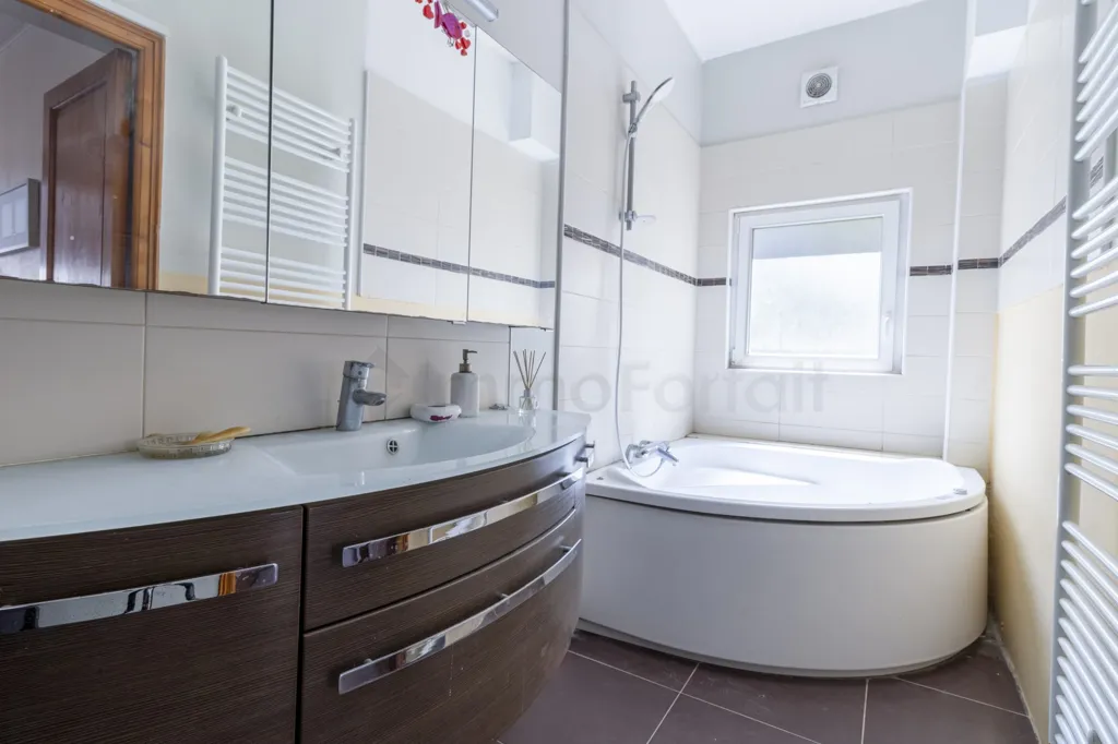 Bathrooms - Apartment with Private Courtyard in Vitry-sur-Seine