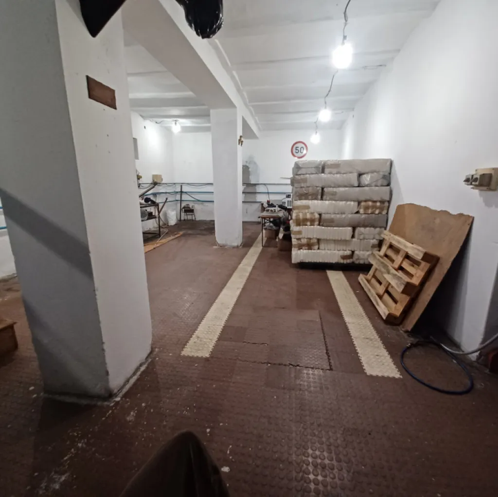 Garage - Commercial Space with Loading Bay in Hernád