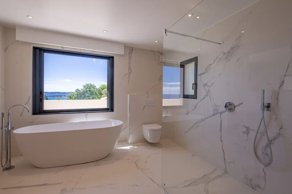 Salles de bain - Villa Contemporaine avec Vue Panoramique sur la Mer à Sainte-Maxime