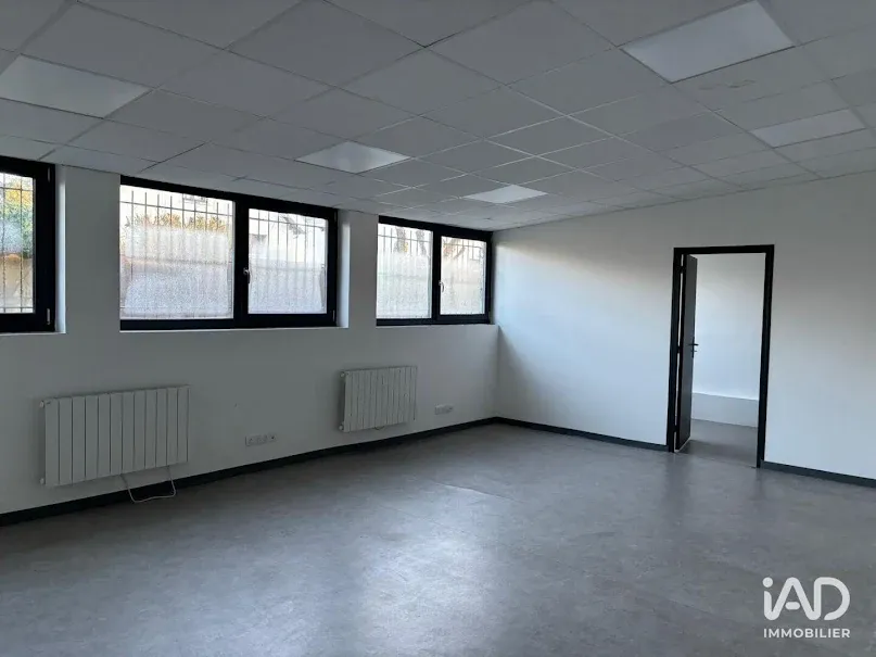 Toad - Warehouse with High Ceilings in Le Mesnil-Saint-Denis