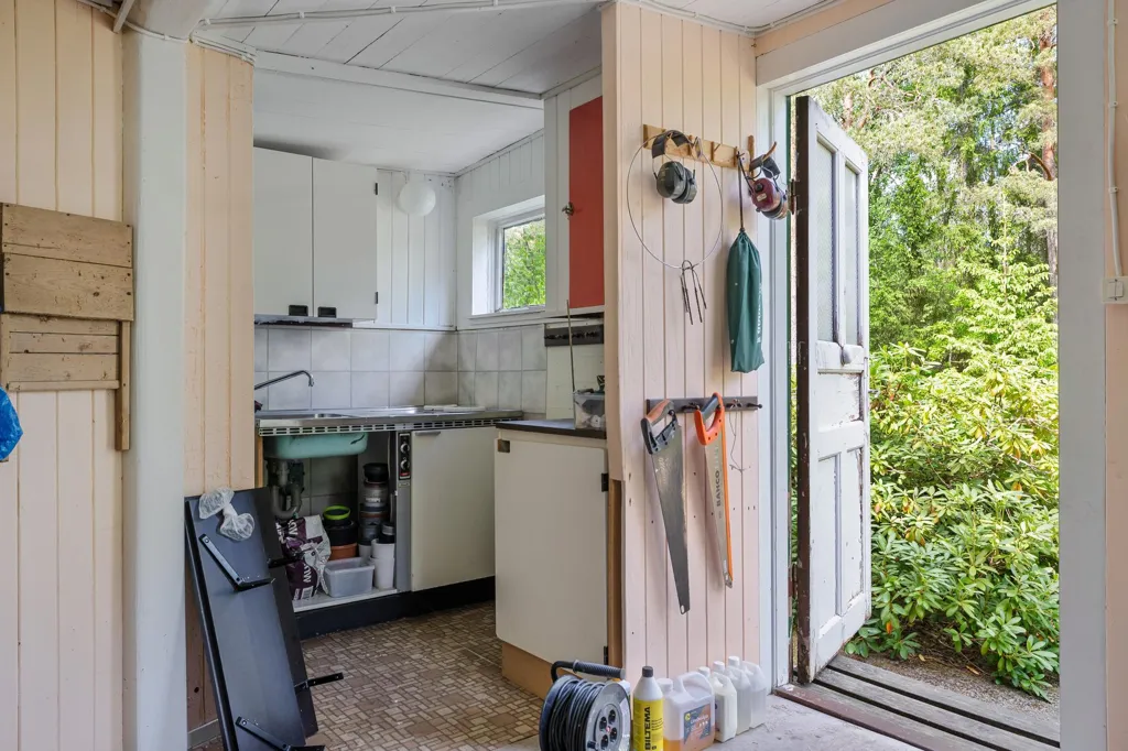 Garage - Cottage with Forest Setting near Norrköping